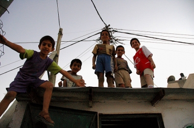800px-Palestinian_children_on_rooftop