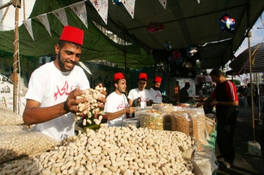 Man selling peanutsRafahToday